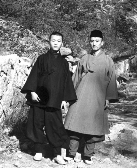 출가 초기 지홍 스님(왼쪽)과 은사 광덕 스님. 불광사 제공
