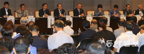 한국자유총연맹이 4일 서울 중구 한국프레스센터에서 창립 60주년을 기념해 연 ‘시민참여통일운동포럼’ 에서 참석자들이 발언하고 있다. 원대연 기자 yeon72@donga.com