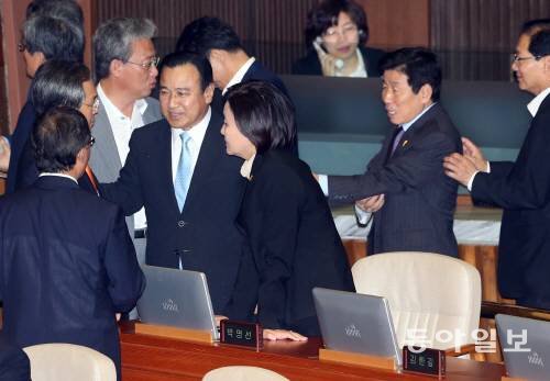 표결 앞두고 만난 여야 지도부 3일 국회 본회의장에서 새누리당 이완구 원내대표(오른쪽에서 두 번째), 새정치민주연합 박영선 원내대표(오른쪽) 등 여야 원내지도부가 새누리당 송광호 의원 체포동의안 표결을 앞두고 이야기를 나누고 있다. 변영욱 기자 cut@donga.com