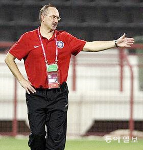 대한축구협회가 신임 축구 국가대표팀 사령탑으로 선임한 울리 슈틸리케 감독(독일)은 2000년대 초반 독일 청소년대표팀 감독을 맡아 올해 브라질 월드컵에서 활약한 독일 대표팀 선수들을 키워냈다. 슈틸리케 감독은 2018년 러시아 월드컵까지 한국 대표팀을 이끌게 된다. 동아일보DB