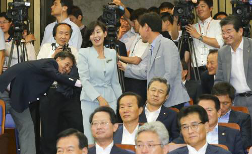 8월 1일 오전 국회에서 열린 새누리당 의원총회에 지난 7.30재보선 당선자들이 처음으로 참가해 의원들 축하를 받았다. 원대연기자 yeon72@donga.com