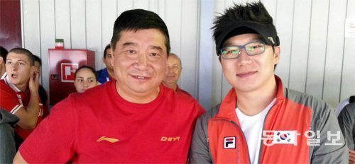 中감독도 “놀랍다” 34년 묵은 세계기록을 깬 진종오(오른쪽)가 왕이푸 중국 사격대표팀 감독과 기념촬영을 하고 있다. 이날 진종오가 기록을 세우는 순간 사격 관계자들은 놀라움을 표시했고 많은 관계자가 진종오에게 기념촬영을 할 것을 부탁했다. 그라나다=전영희 스포츠동아 기자 setupman@donga.com
