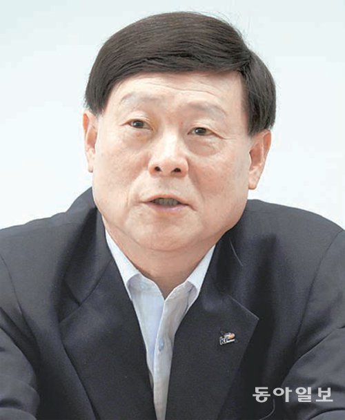 이상무 한국농어촌공사 사장이 최근 서울 종로구 청계천로 동아미디어센터에서 인터뷰를 갖고 기후변화에 따른 수자원 관리의 중요성에 대해 설명하고 있다. 김경제 기자 kjk5873@donga.com