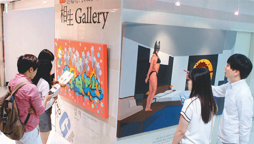 롯데백화점 광주점 ‘상생 갤러리’에서 고객들이 팝아트 작품을 감상하고 있다. 광주점은 같은 상권인 대인시장과 상생 협약을 맺고 다양한 협력 프로그램을 진행하고 있다. 롯데백화점 광주점 제공