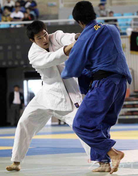 이재형(왼쪽)은 ‘최민호·김재범 올림픽 제패기념 전국 중·고 유도대회’가 배출한 유망주 중의 한 명이다. 이 대회에서 2년 연속 우승을 차지한 뒤, 용인대에 진학한 이재형은 김재범의 후계자 1순위로 꼽힌다. 스포츠동아DB