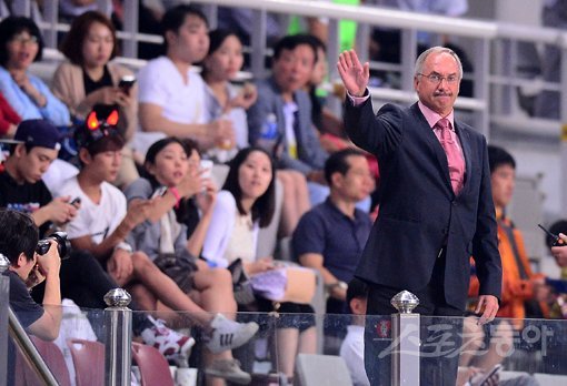 축구국가대표팀 울리 슈틸리케 신임 감독이 8일 고양종합운동장에서 열린 한국-우루과이의 친선경기 도중 자리에서 일어나 한국 팬들에게 인사하고 있다. 슈틸리케 감독은 10일 K리그 클래식 수원-울산전을 관전하는 등 8일 입국과 동시에 본격 행보에 나섰다. 고양｜김종원 기자 won@donga.com 트위터@beanjjun