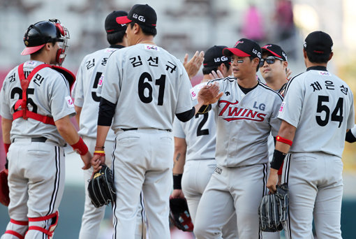 LG가 10일 광주 KIA전에서 12-6 대승을 거두고 4위 사수에 한숨을 돌렸다. LG는 이날 롯데에 패배한 SK와의 승차를 다시 1.5경기로 벌렸다. LG 선발 류제국은 5.2이닝 4실점으로 전 구단 상대 승리를 얻었다. KIA전에서 승리를 거둔 LG선수들이 하이파이브를 나누고 있다. 사진제공｜스포츠코리아