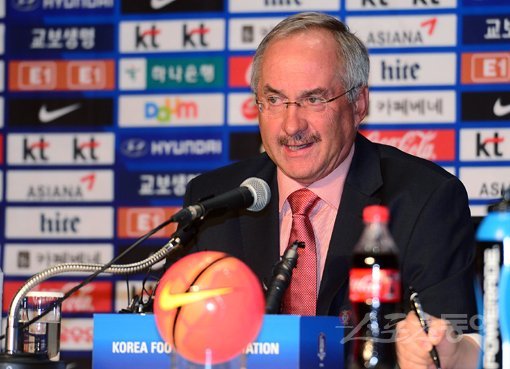 축구국가대표팀 울리 슈틸리케 신임 감독이 8일 경기도 고양 MVL호텔에서 취임 기자회견을 하고 있다. 다음달 국내서 벌어지는 2차례 A매치에서 데뷔전을 치르는 슈틸리케 감독은 코칭스태프 구성, 선수 점검 등 바쁜 일정을 소화하며 취임 직후부터 한국축구의 현주소 파악에 나섰다. 고양｜김종원 기자 won@donga.com 트위터@beanjjun