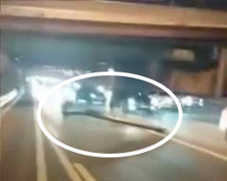 8일 서울 한강철교 하부에 설치돼 있던 20m 길이의 철제 빗물받이(흰색 원 안)가 다리 아래 강변북로에 떨어져 있는 모습. 채널A TV 화면 캡처