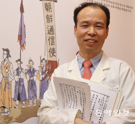 함정식 원장은 서울 동작구에 자리잡은 한의원 내부를 조선통신사 행렬도가 그려진 벽지로 꾸밀 만큼 조선통신사에 매료됐다. 신원건 기자 laputa@donga.com