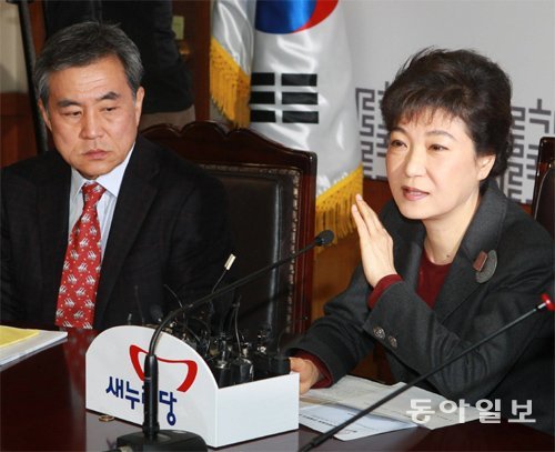 2012년 4월 새누리당 비상대책위 회의에 당시 비대위원장이던 박근혜 대통령과 나란히 앉아 있는 이상돈 교수(왼쪽). 동아일보DB