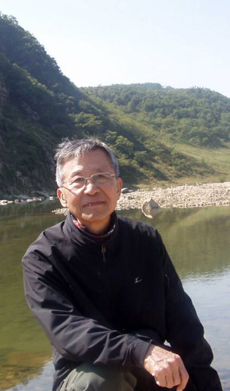 2007년 이후 압록강에서 베이징까지 연행의 노정을 완주한 이보근 씨가 총수(蔥秀) 앞에서 기념 촬영을 했다. 이보근 씨 제공