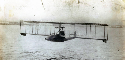 1914년 1월 1일 ‘에어보트 라인’의 세계 최초 민항기(상업항공)가 비행하는 모습. 미국 세인트피터즈버그에서 탬파까지 파일럿 1명이 승객 1명을 태우고 운항했다. space.com 화면 캡처