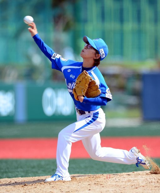 13일 전북 익산 야구국가대표훈련장에서 열린 ‘2014 LG 한국여자야구대회’ 고양 레이커스와 안성 아이원스의 개막경기에서 레이커스 선발투수 유순열이 힘차게 볼을 던지고 있다. 익산 | 김민성 기자 marineboy@donga.com 트위터 @bluemarine007