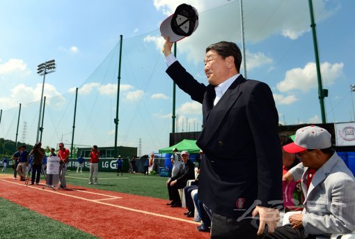 13일 전북 익산 야구국가대표훈련장에서 열린 ‘2014 LG 한국여자야구대회’ 개막식 경기에서 구본준 LG전자 부회장이 환영인사를 하고 있다. 익산 | 김민성 기자 marineboy@donga.com 트위터 @bluemarine007