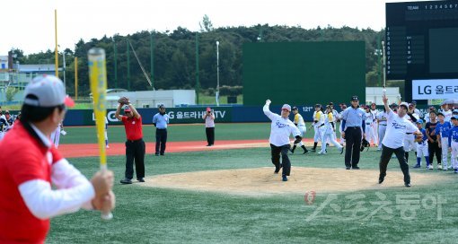 13일 전북 익산 야구국가대표훈련장에서 열린 ‘2014 LG 한국여자야구대회’ 개막식 경기에서 이광환 한국여자야구연맹 부회장, 구본준 LG전자 부회장, 박경철 익산시장이 시구를 던지고 있다. 익산 | 김민성 기자 marineboy@donga.com 트위터 @bluemarine007