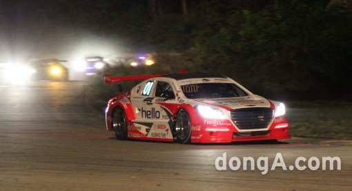 공인경주 100회째를 맞은 CJ레이싱 김의수가 13일 강원도 태백레이싱파크에서 열린 나이트레이스에서 경기 초반 선두를 달리고 있다. 그는 서킷 35바퀴 완주내내 1위를 지켰다. 사진=정진수 동아닷컴 기자