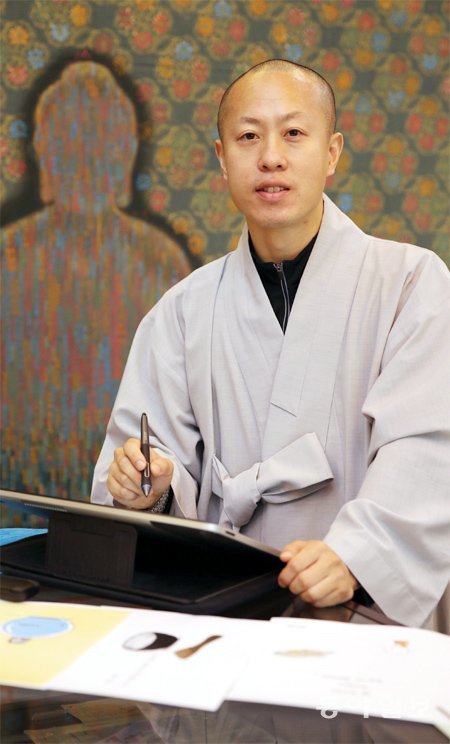 불교카툰 ‘만만한 뉴스’의 대표이자 만화가로 활동 중인 지찬 스님. 만화 속 어라 주변에 떠다니는 촌철살인은 어쩌면 불가의 화두와 닮은꼴인지도 모른다. 신원건 기자 laputa@donga.com