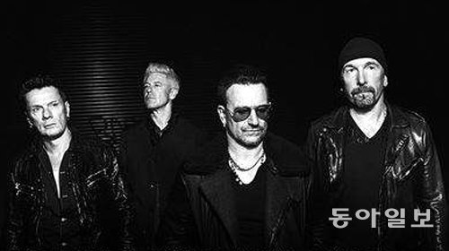 아이튠스 메인화면을 장식한 U2. 왼쪽부터 래리 멀린 주니어(드럼), 애덤 클레이턴(베이스기타), 보노(보컬), 디 에지(기타). 아이튠스 뮤직 스토어 화면 캡처