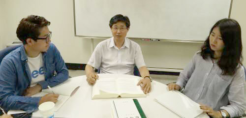 허강무 전북대 공공인재학부 교수(가운데)가 수업을 하고 있다.