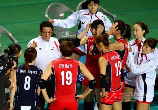 배구 여자대표팀은 2014세계선수권대회까지 전략적으로 포기하고 2014인천아시안게임 금메달에 도전한다. 여자대표팀 이선구 감독은 부상중인 한송이의 빠른 복귀를 손꼽아 기다리며 일전을 준비하고 있다. 스포츠동아DB