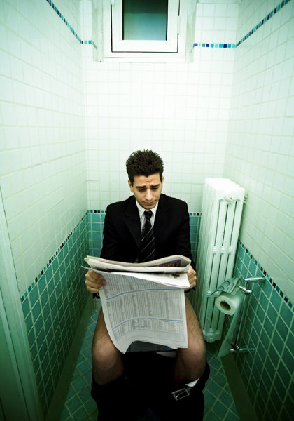 1분 1초가 아쉬운 수험생들은 변기에 앉아서도 책에 집중한다. 하지만 화장실에서 책 읽는 습관은 배변시간을 길게 만들어 변비와 치질을 부를 수 있다. 이런 질환은 수험생의 집중력을 떨어뜨려 수능을 망치게 할 수 있으므로 주의해야 한다. 사진제공｜메디힐 병원