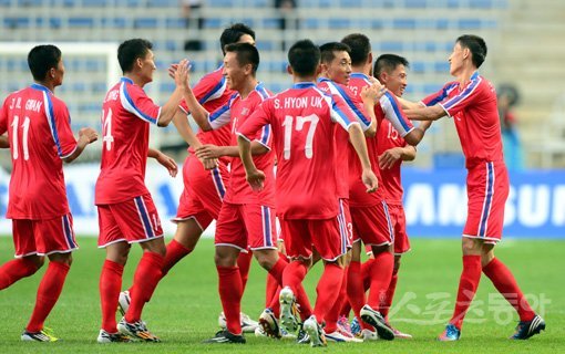 북한이 15일 인천축구전용경기장에서 열린 2014인천아시안게임 남자축구 조별리그 F조 중국과의 1차전에서 3-0 낙승을 거뒀다. 후반 1분 서경진의 추가골이 터진 뒤 기쁨을 나누고 있는 북한 선수들. 인천｜김민성 기자 marineboy@donga.com 트위터 @bluemarine007