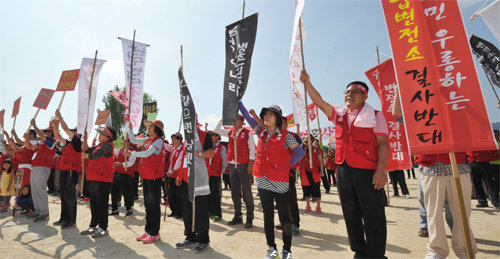 신경기변전소 후보지 중 한 곳인 경기 광주시 곤지암읍 일대 주민들이 13일 곤지암공설운동장에 모여 변전소 건립 반대 시위를 벌이고 있다. 광주시 제공