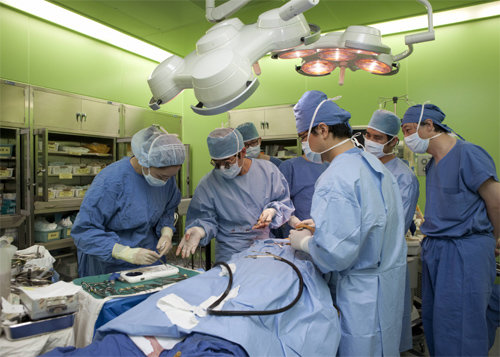대학병원 의료진이 소아 심장수술을 하고 있다. 서울대병원 제공