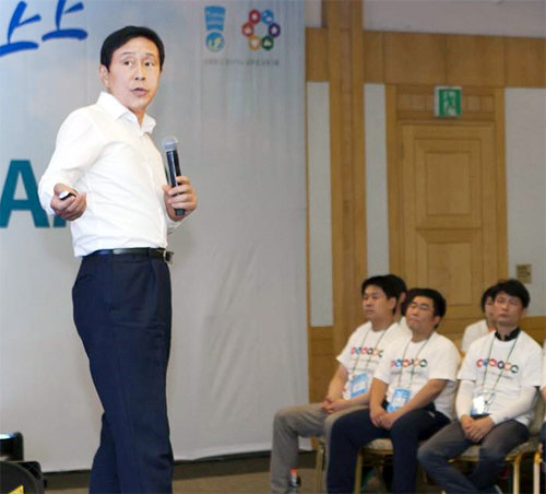 15일 오후 강원 횡성에서 열린 하나금융 통합비전캠프에서 김정태 하나금융지주 회장이 직원들의 질문에 답하고 있다. 하나금융그룹 제공