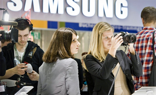 15일(현지 시간) 세계 최대 카메라 전문 전시회 ‘포토키나 2014’에 앞서 독일 쾰른에서 열린 삼성전자 카메라 신제품 공개 행사에서 글로벌 미디어 관계자들이 교환형 미러리스 카메라 ‘NX1’을 살펴보고 있다. 삼성전자 제공