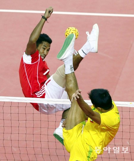 족구와 비슷한 ‘세팍타크로’. 동아일보DB