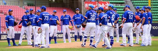 2014 인천아시안게임에서 금메달을 노리는 야구대표팀이 17일 서울 잠실야구장에서 공식훈련을 가졌다. 야구대표팀 선수들이 마운드에 모여 훈련 지시를 듣고 있다. 잠실｜김종원기자 won@donga.com 트위터@beanjjun