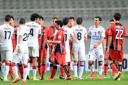 FC서울 선수들과 웨스턴 시드니 선수들이 17일 서울월드컵경기장에서 열린 2014 AFC 챔피언스리그 준결승 1차전에서 0-0으로 비긴 뒤 악수로 서로를 격려하고 있다. 상암｜임민환 기자 minani84@donga.com 트위터 @minana84