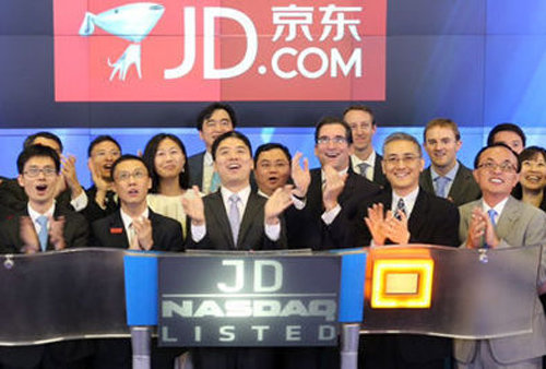 중국 인터넷 상거래 업체인 징둥상청(JD.com)이 5월 22일(현지 시간) 미국 나스닥에 상장된 후 경영진과 투자자들이 기뻐하고 있다. KTB네트워크 제공