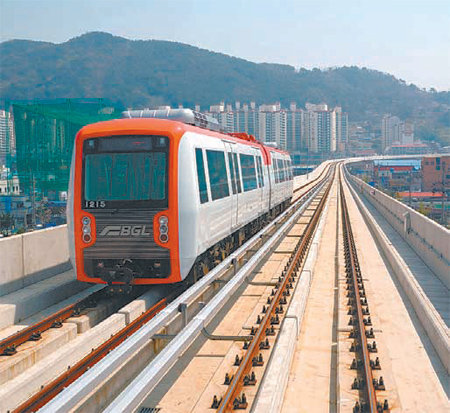 개통 3주년을 맞은 부산김해경전철 운행 모습. 승객이 계속 늘어나고 있으나 건설 당시 예측치에는 크게 못 미치는 수준이다. 부산김해경전철운영㈜ 제공