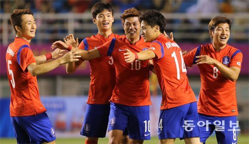 “2경기 연속 골이야” 17일 안산 와스타디움에서 벌어진 인천 아시아경기 남자 축구 A조 예선 사우디아라비아와의 경기에서 한국 대표팀의 김승대(10번)가 전반 행운의 선취 득점을 올린 뒤 동료들과 기쁨을 나누고 있다. 안산=양회성 기자 yohan@donga.com