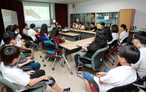 강사로부터 말산업 관련 직업에 대한 강의를 듣고 있는 학생들. 사진제공｜한국마사회