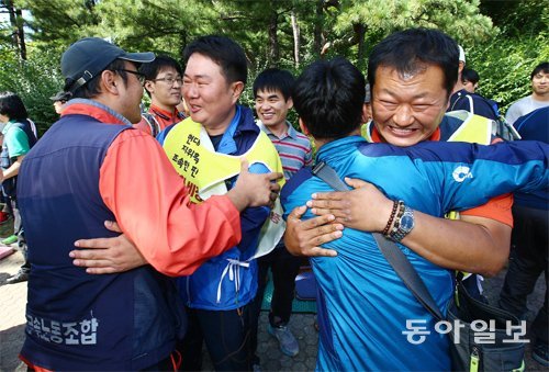 “우리도 이제 현대車 정규직” 현대자동차 사내하청업체 소속 비정규직 노동자들이 18일 현대차를 상대로 낸 근로자 지위확인 소송에서 일부 승소 판결을 받은 뒤 서울 서초구 서초동 서울중앙지법에서 기쁨의 포옹을 나누고 있다. 전영한 기자 scoopjyh@donga.com