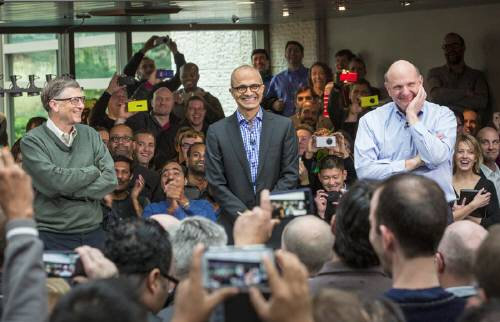 CEO 3대가 한자리에… 마이크로소프트(MS)의 최고경영자(CEO) 사티아 나델라(가운데)가 빌 게이츠 창업자(왼쪽), 스티브 발머 전 CEO와 함께 서서 직원들의 플래시 세례를 받으며 웃고 있다. 마이크로소프트 제공