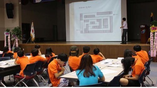 지난 7월말 우석대 진천캠퍼스에서 열린 \'보재 이상설 선생 숭모 수학캠프\'. 참석한 중학생들은 놀이를 통해 수학의 원리를 깨닫고 난 뒤 수학의 재미에 푹 빠진 경험을 했다.