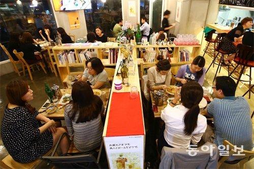 한국은 ‘야식의 나라’다. 대형 스포츠 행사 때는 야식 소비가 더 늘어난다. 식품업계는 19일 개막한 2014 인천 아시아경기에도 큰 기대를 걸고 있다. 사진은 서울의 한 심야식당. 전영한 기자 scoopjyh@donga.com