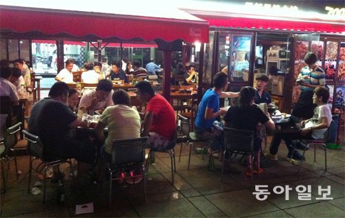 8월 30일 밤 12시 무렵 중국 상하이 훙취안루(虹泉路)의 한 포장마차에서 사람들이 한국식 치킨을 먹고 있다. 한류 인기의 
영향으로 최근 중국에서는 한국식 포장마차를 찾는 사람들이 늘고 있다. 상하이=김범석 기자 bsism@donga.com
