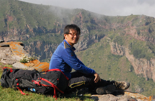 저자 공원국 씨가 조지아 캅카스 산맥의 게르게티 산에 앉아 잠시 쉬고 있다. 공 씨는 2012년 유라시아 대륙을 6개월간 돌아다니며 각국의 신화를 연구했다. 공원국 씨 제공