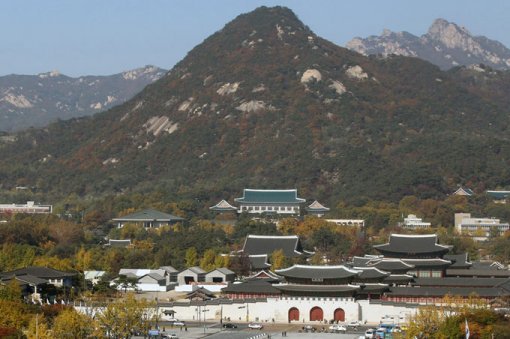 북악산을 주산(主山)으로 삼아 자리 잡은 조선의 궁궐터.