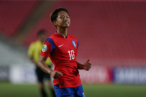 U-16 축구대표팀 이승우(FC바르셀로나)가 2014 AFC U-16 챔피언십에서 득점왕(5골)과 최우수선수(MVP)를 거머쥐었다. 그러나 한국은 20일 태국 방콕에서 열린 결승에서 북한에 1-2로 역전패해 준우승에 만족했다. 사진제공｜대한축구협회