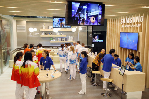 국내 IT산업계가 신제품 홍보와 신기술을 활용한 대회 운영 지원 등 아시안게임을 스마트하게 해주는 지원사격에 나섰다. 삼성전자가 각국을 대표하는 선수들이 다양한 첨단 제품을 체험해보고 휴식을 즐길 수 있도록 꾸민 휴게공간. 사진제공｜삼성전자