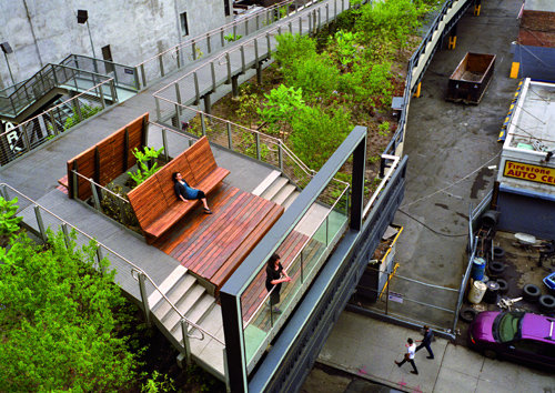 서울역 고가도로 공원화 사업의 모델인 미국 뉴욕의 하이라인 공원. 공중의 버려진 열차 선로를 재활용한 공원으로 뉴욕의 새로운 랜드마크로 각광받고 있다. 푸른숲 제공