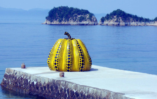 나오시마의 상징인 쿠사마 야요이의 노란 호박.