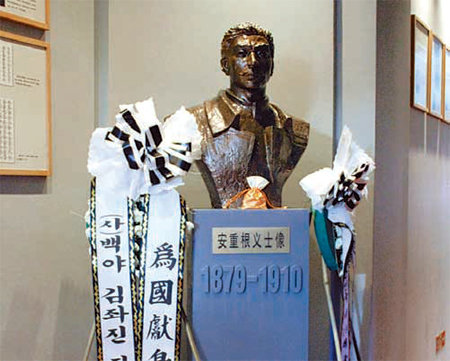 안중근 기념관에 놓인 안중근 의사의 동상.